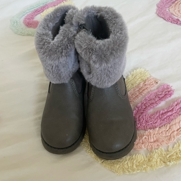 Oshkosh little girl boots different shades of grey with top faux fur size 9 - Picture 2 of 5